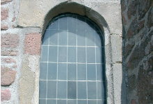 Burgstelle Lindenberg, St Cyriakus Kapelle Südwand, Ostfenster mit sekundär eingebauten Gewänden u. schwach ausgeprägtem Spitzbogen, 2004 (Aufnahme: Dieter Barz)