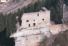 Burgruine Spangenberg, Luftaufnahme von Westen, 1994 (Aufnahme: Manfred Czerwinski, Institut f&uuml;r pf&auml;lzische Geschichte und Volkskunde)