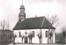 Die Alsenbrücker Kirche noch mit dem Zifferblatt am Dachreiter