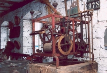 Die alte Alsenbrücker Turmuhr fand Aufnahme bei einem Langmeiler Landwirt.