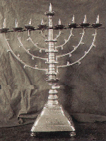 Chanukka-Leuchter aus Steinbach am Glan. Das jüdische Lichterfest Chanukka geht auf den Sieg des Judas Makkabäus und seiner vier Brüder über die Seleukiden-Dynastie im Jahr 165 vor Christus zurück.