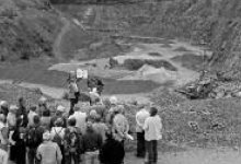 Jost Haneke erläutert die Geologie im Steinbruch Mannbühl östlich des Donnersberges, in dem basische Andesite abgebaut werden.
