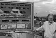 Ernst Will erläutert die Wetteranzeigetafel in Kirchheimbolanden.