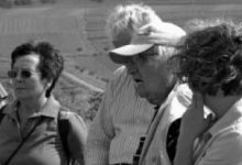 Exkursionsleiter Hans D. Zehfuß erklärt die geologischen Vorgänge zur Entstehung der Kleinen Kalmit.