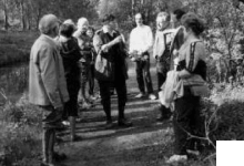 So bleibt er in Erinnerung: Oskar Sommer 1987 bei einer botanischen Lehrwanderung durch die Rheinauen zwischen Worms und Frankenthal.