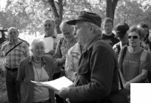 Abb. 3: Günther Mohrbach berichtete von den Versuchen zur Wiedervernässung des Moors