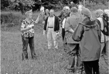 Abb. 2: Beeindruckt lauschen POLLICHIAner den Ausführungen der Führerin im Orchideengebiet, Frau Elisabeth Hoffmann.