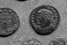Abb. 6: Einige Mittel- und Kleinbronzen, wie sie im 4. Jahrhundert für Tageseinkäufe in Gebrauch waren. Teilweise in Trier geprägt mit Bildnissen der Kaiser Constantin I., Constantius II. und Valentinian I. (d.i. 306 bis 375 n.Chr.).