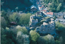 Burgruine Frankenstein, Luftaufnahme von Osten, 1999 (Aufnahme: Manfred Czerwinski, Institut f&uuml;r pf&auml;lzische Geschichte und Volkskunde)